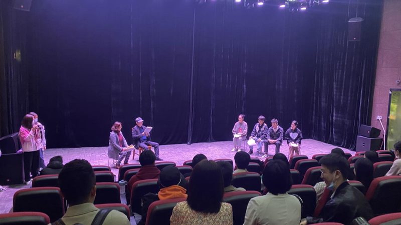 在选择广告片和宣传片时，应考虑以下因素：